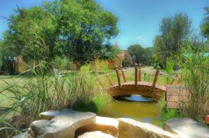 un ponte su un laghetto in un giardino di Rarumpelpunzeldornaschenwittchen a Fredericksburg