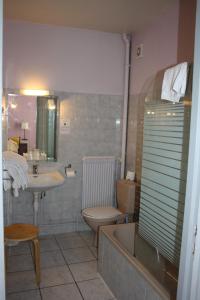 Koupelna v ubytování Hôtel République