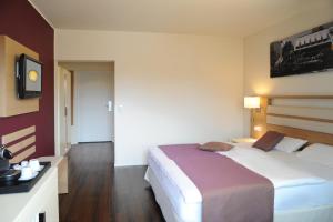 Postel nebo postele na pokoji v ubytování Hotel Goldener Knopf
