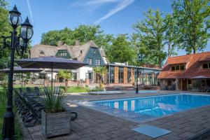 Bazén v ubytování Huize Hölterhof Wellness Hotel Restaurant nebo v jeho okolí