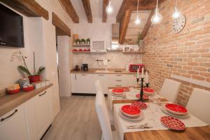 eine Küche mit einem Tisch und einer Ziegelwand in der Unterkunft Ca del Pape in Venedig