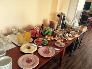 الطعام في بيت الضيافة أو بالجوار
