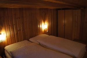 Postel nebo postele na pokoji v ubytování Petit Helvetia Budget Hotel