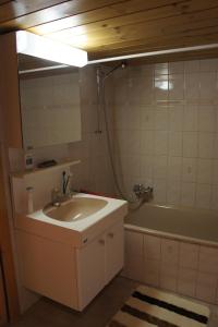 Koupelna v ubytování Petit Helvetia Budget Hotel