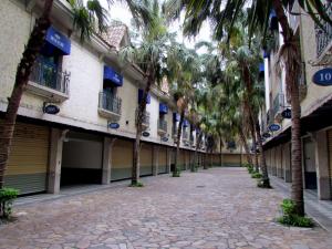 a courtyard with palm trees in front of a building at Lestar Motel in Taoyuan