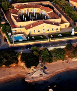 - une vue aérienne sur un bâtiment sur la plage dans l'établissement Villa Lazaret, à Ajaccio