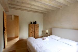 ガルニャーノにあるCasa della Pianistaのベッドルーム1室(白い大型ベッド1台付)