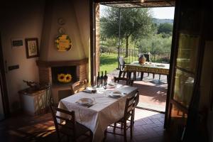 una sala da pranzo con tavolo e vista su un patio di Agriturismo Fattoria Sant'Appiano a Barberino di Val dʼElsa
