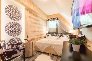 sypialnia z łóżkiem w pokoju w obiekcie Apartament Owcze Runo Zakopane w Zakopanem +33 zdjęcia