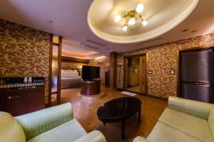 桃園市にあるLestar Motelのソファとテーブルのあるリビングルーム