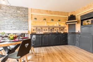 Kuchnia lub aneks kuchenny w obiekcie Apartament Owcze Runo Zakopane