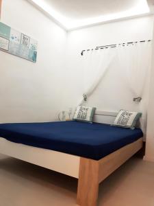 małe łóżko w pokoju z sufitem w obiekcie Ferienwohnung Talblick w mieście Eisenach