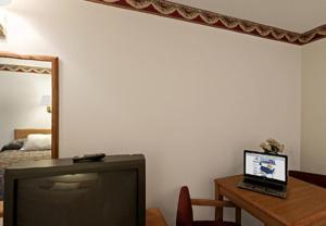 TV a/nebo společenská místnost v ubytování Americas Best Value Inn Weatherford