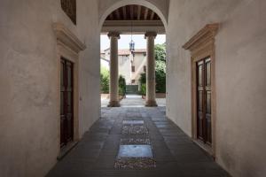 un couloir vide d'un bâtiment ancien avec colonnes dans l'établissement Palazzo Valmarana Braga, à Vicence