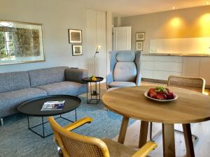 a living room with a couch and a table with fruit on it at Kleiner Ulenhof in Wenningstedt