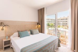 a hotel room with a bed and a balcony at Pierre & Vacances Estartit Playa in L'Estartit