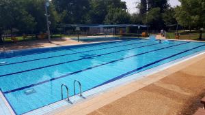 Piscina di נפגשים בחצר בין ההרים - -- o nelle vicinanze