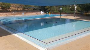 Piscina di נפגשים בחצר בין ההרים - -- o nelle vicinanze