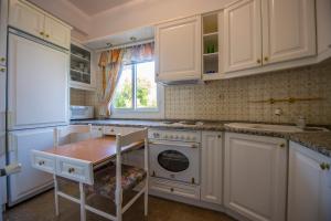 Kuchyňa alebo kuchynka v ubytovaní Starapartment Athens-Varkiza Top 1