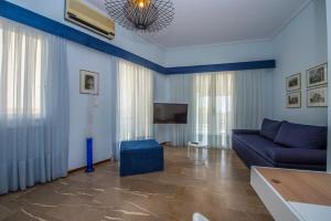 Televízia a/alebo spoločenská miestnosť v ubytovaní Starapartment Athens-Varkiza Top 1