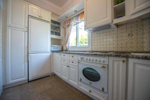 Kuchyňa alebo kuchynka v ubytovaní Starapartment Athens-Varkiza Top 1