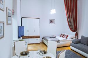 ein Wohnzimmer mit einem Bett und einem Sofa in der Unterkunft Modern Apartment Všehrdova in Prag