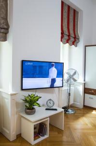 ein Wohnzimmer mit einem Flachbild-TV an der Wand in der Unterkunft Modern Apartment Všehrdova in Prag