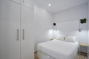 マドリードにあるLEEWAYS LOFT in VALENCIAの白いベッドルーム(白いベッド1台、キャビネット付)