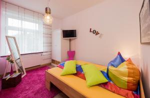 a bedroom with a bed with colorful pillows at Ferienwohnung Moderne Mitte in Eisenach
