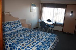 Postel nebo postele na pokoji v ubytování Raglan Motor Inn