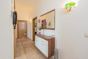 a hallway with a counter with a mirror and flowers at Ferienwohnung Moderne Mitte in Eisenach
