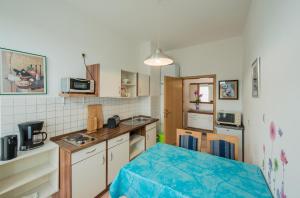 a small kitchen with a bed in a room at Ferienwohnung Moderne Mitte in Eisenach