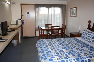 Postel nebo postele na pokoji v ubytování Raglan Motor Inn