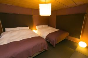 京都市にあるホスタ東寺 燦のベッド2台が隣同士に設置された部屋です。