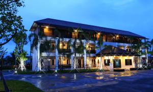 a hotel at night with the lights on at Lampang Vintage in Lampang