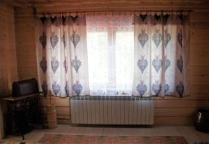 Televízia a/alebo spoločenská miestnosť v ubytovaní Pokoje Pod Cyrlicą u Józi