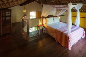 سرير أو أسرّة في غرفة في Pousada Canoa Nativa