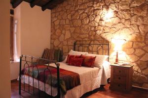 En eller flere senge i et værelse på Casa Rural Majico