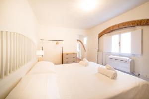 フィレンツェにあるSprone 15 - Keys Of Italyの白いベッドルーム(ベッド2台、窓付)