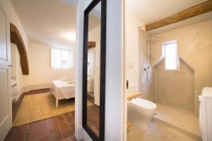 フィレンツェにあるSprone 15 - Keys Of Italyのバスルーム(トイレ、洗面台付)