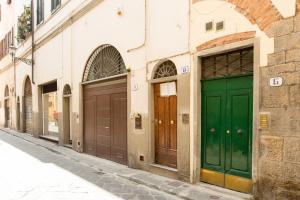 フィレンツェにあるSprone 15 - Keys Of Italyの建物側の緑の扉2つ