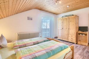 En eller flere senge i et værelse på Haus Brengartner