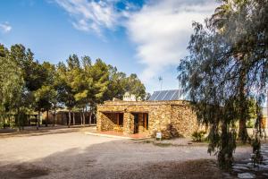 un edificio de piedra con techo solar en la parte superior en Alojamientos Rurales los Albardinales, en Tabernas