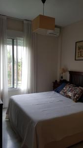 En eller flere senge i et værelse på Jardines Del Golf