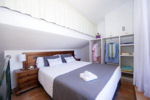 Tempat tidur dalam kamar di Pierre & Vacances Villa Romana