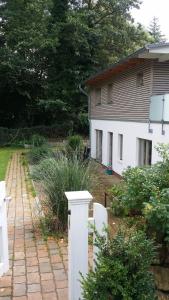 a white fence in front of a house at Ferienwohnung am Meer in Scharbeutz