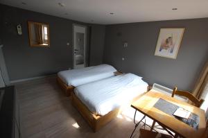 Postel nebo postele na pokoji v ubytování Hotel Piano 2 - Mont-St-Guibert - Louvain-la-Neuve