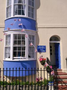 Un edificio azul con banderas americanas. en Braemar, en Weymouth