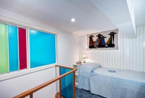 アナカプリにあるVilletta Caprile by Gocceの小さなベッドルーム(ベッド1台、窓付)