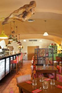 Reštaurácia alebo iné gastronomické zariadenie v ubytovaní Hotel Chvalská Tvrz